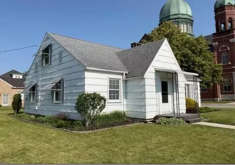 Exterior - 325 N Walnut St, Celina, OH 45822 photo 2 of 4