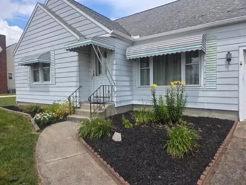 704 Defiance St, Wapakoneta, OH 45895