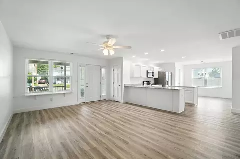 Living - 1121 Rodgers Dr, Springfield, OH 45503 photo 1 of 3