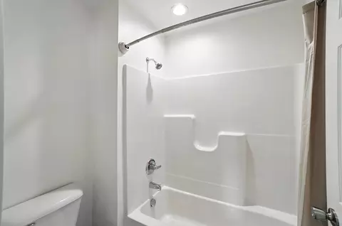 Bath - 1121 Rodgers Dr, Springfield, OH 45503 photo 3 of 6