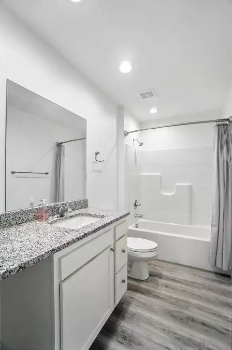Bath - 1121 Rodgers Dr, Springfield, OH 45503 photo 6 of 6