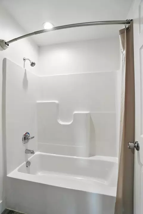 Bath - 1121 Rodgers Dr, Springfield, OH 45503 photo 4 of 6