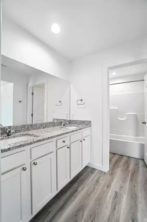 Bath - 1121 Rodgers Dr, Springfield, OH 45503 photo 2 of 6
