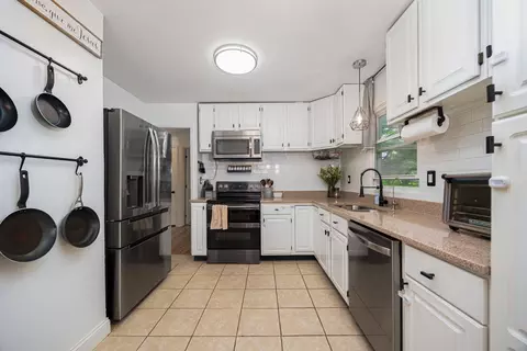 Kitchen - 1575 Ridgeway Dr, Springfield, OH 45506 photo 2 of 5