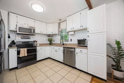Kitchen - 1575 Ridgeway Dr, Springfield, OH 45506 photo 3 of 5