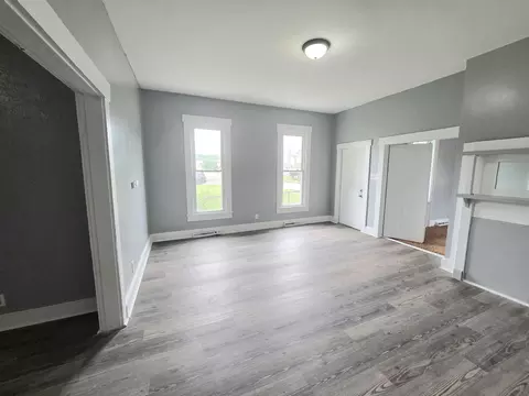 Living - 814 Selma Rd, Springfield, OH 45505 photo 4 of 6