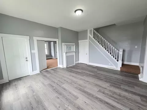 Living - 814 Selma Rd, Springfield, OH 45505 photo 2 of 6