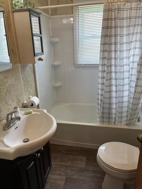 Bath - 2419 Gladden St, Springfield, OH 45503 photo 1 of 1