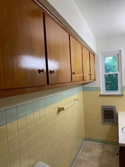 Bath - 1401 E Home Rd, Springfield, OH 45503 photo 4 of 13