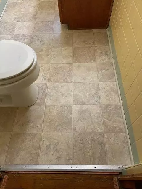 Bath - 1401 E Home Rd, Springfield, OH 45503 photo 11 of 13