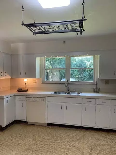 Kitchen - 1401 E Home Rd, Springfield, OH 45503 photo 1 of 5