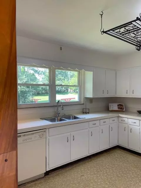 Kitchen - 1401 E Home Rd, Springfield, OH 45503 photo 2 of 5