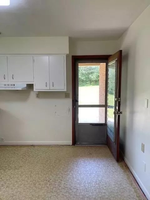 Entry Way - 1401 E Home Rd, Springfield, OH 45503 photo 4 of 7