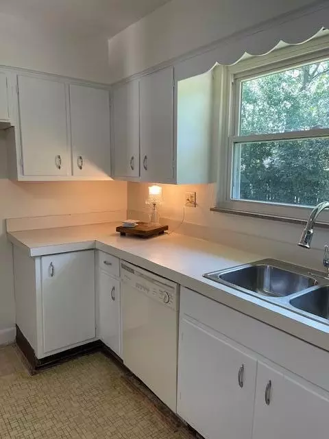 Kitchen - 1401 E Home Rd, Springfield, OH 45503 photo 5 of 5