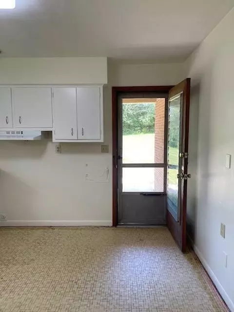 Entry Way - 1401 E Home Rd, Springfield, OH 45503 photo 5 of 7