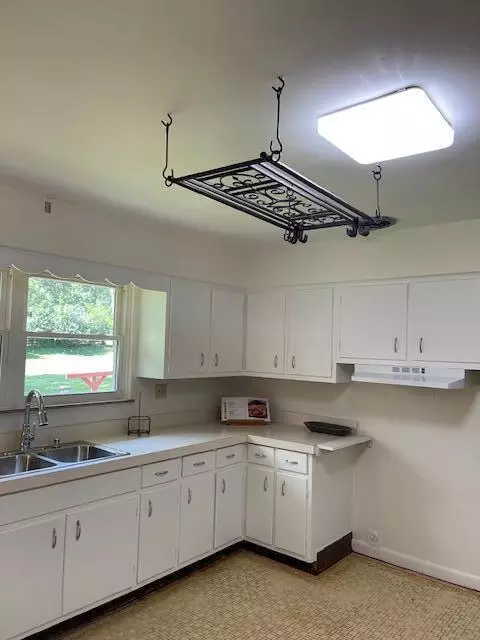 Kitchen - 1401 E Home Rd, Springfield, OH 45503 photo 3 of 5