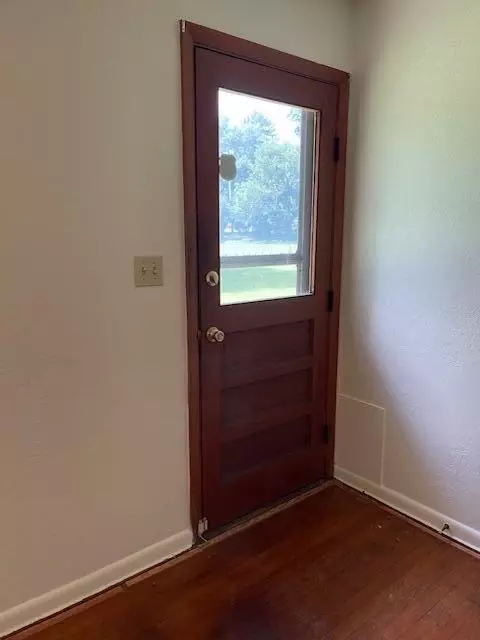 Entry Way - 1401 E Home Rd, Springfield, OH 45503 photo 6 of 7