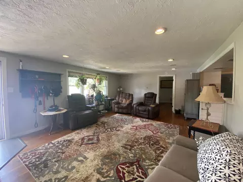 Living - 3127 Woods Dr, Springfield, OH 45506 photo 2 of 5