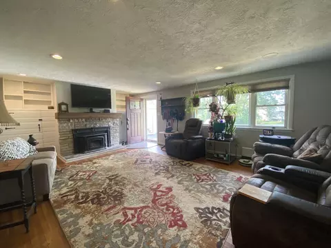 Living - 3127 Woods Dr, Springfield, OH 45506 photo 3 of 5