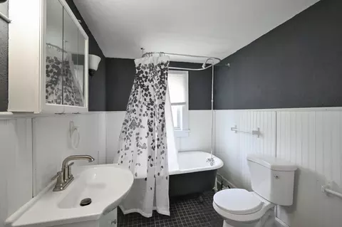 Bath - 405 S Belmont Ave, Springfield, OH 45505 photo 4 of 6