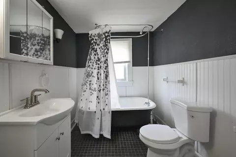Bath - 405 S Belmont Ave, Springfield, OH 45505 photo 5 of 6
