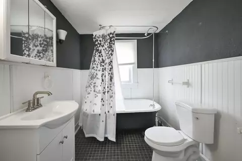 Bath - 405 S Belmont Ave, Springfield, OH 45505 photo 6 of 6