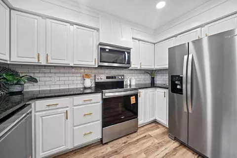 Kitchen - 4817 N River Road Rd, Springfield, OH 45502 photo 2 of 4
