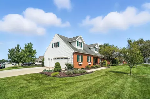 701 Warren Dr, Wapakoneta, OH 45895