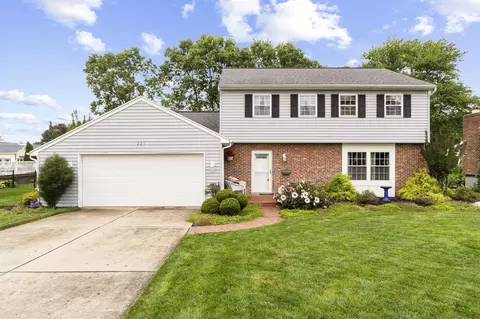 221 Finsbury Ln, Troy, OH 45373