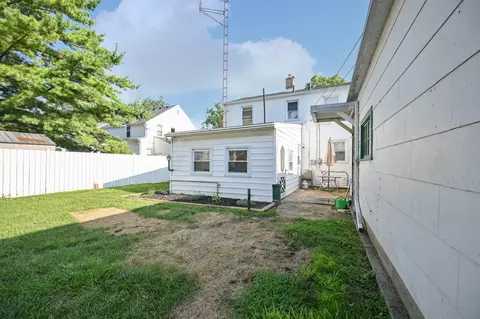 Exterior - 1865 Overlook Dr, Springfield, OH 45504 photo 6 of 8