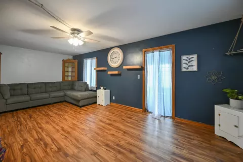 Living - 1865 Overlook Dr, Springfield, OH 45504 photo 5 of 6