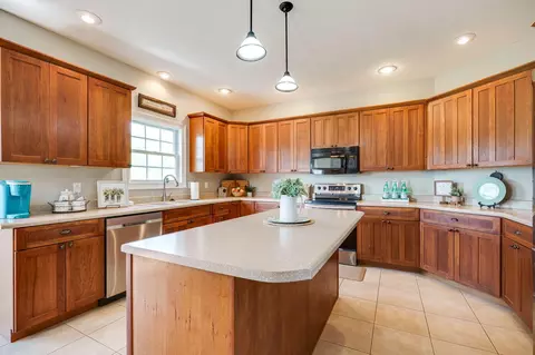 Kitchen - 3025 Aubree Ln, Springfield, OH 45502 photo 3 of 8