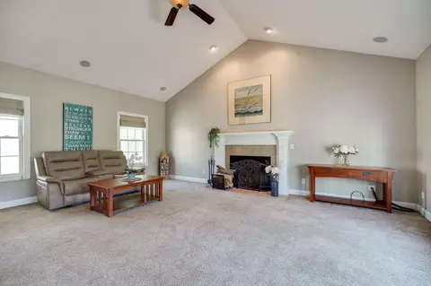 Living - 3025 Aubree Ln, Springfield, OH 45502 photo 2 of 8