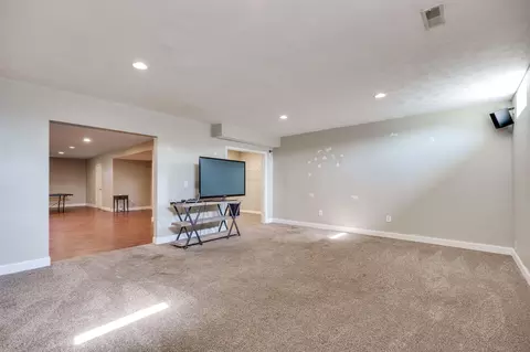 Living - 3025 Aubree Ln, Springfield, OH 45502 photo 8 of 8