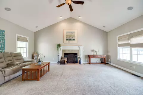 Living - 3025 Aubree Ln, Springfield, OH 45502 photo 3 of 8
