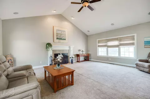 Living - 3025 Aubree Ln, Springfield, OH 45502 photo 1 of 8