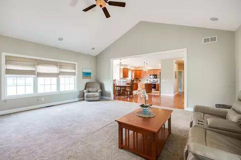 Living - 3025 Aubree Ln, Springfield, OH 45502 photo 5 of 8