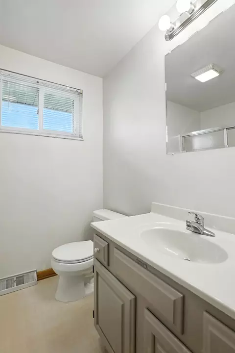 Bath - 1109 Student Ave, Springfield, OH 45503 photo 2 of 3