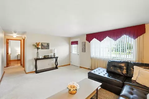 Living - 1109 Student Ave, Springfield, OH 45503 photo 1 of 2
