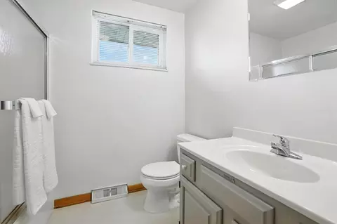 Bath - 1109 Student Ave, Springfield, OH 45503 photo 1 of 3