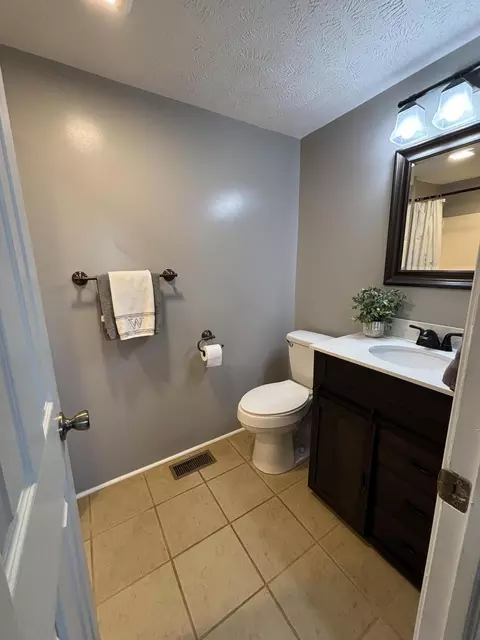 Bath - 2800 Craig Rd, Springfield, OH 45502 photo 5 of 6