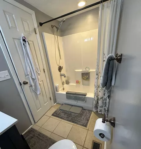 Bath - 2800 Craig Rd, Springfield, OH 45502 photo 2 of 6