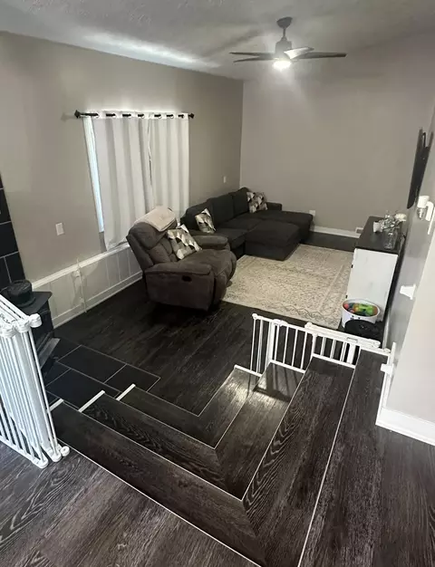 Living - 2800 Craig Rd, Springfield, OH 45502 photo 2 of 5