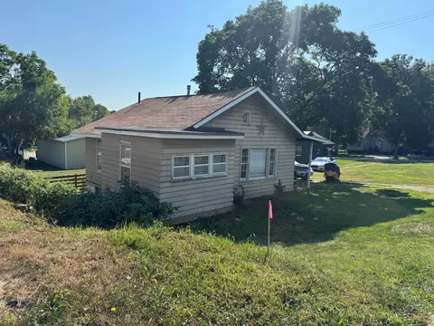 916 S Main St, Englewood, OH 45322
