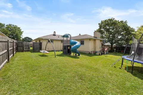 Exterior - 4825 Chippendale Dr, Springfield, OH 45503 photo 3 of 9