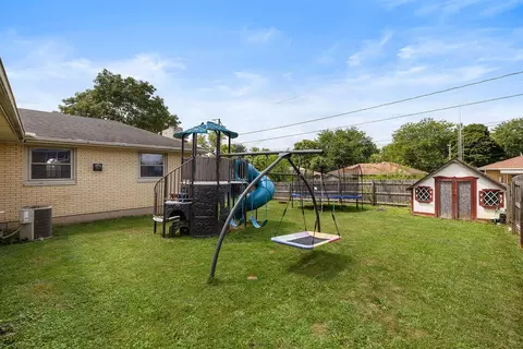 Exterior - 4825 Chippendale Dr, Springfield, OH 45503 photo 6 of 9