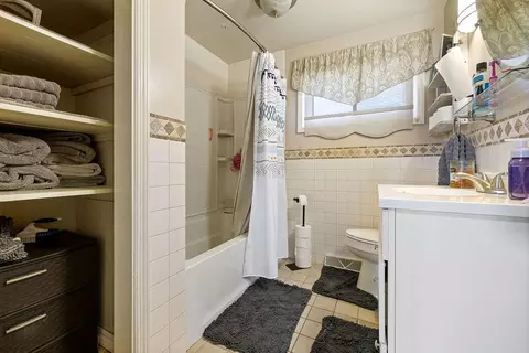 Bath - 4825 Chippendale Dr, Springfield, OH 45503 photo 1 of 3
