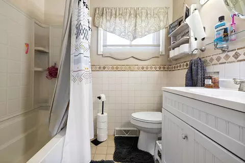Bath - 4825 Chippendale Dr, Springfield, OH 45503 photo 3 of 3