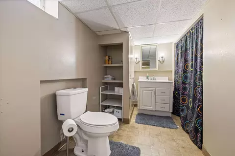 Bath - 4825 Chippendale Dr, Springfield, OH 45503 photo 2 of 3