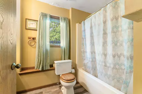 Bath - 517 E Patterson St, Dunkirk, OH 45836 photo 2 of 3